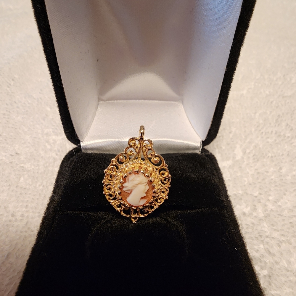 Elegant Gold Cameo Pendant - Picture 7 of 8